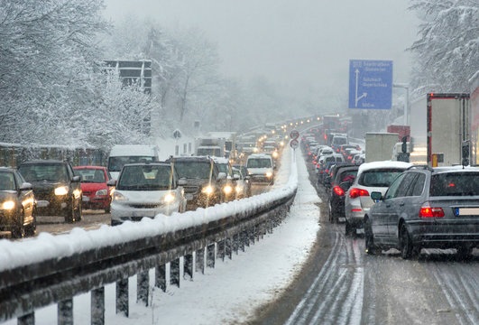 Autos und LKWs auf Autobahn im Winter bei Schnee – Berufsverkehr Stau im Saarland A 623