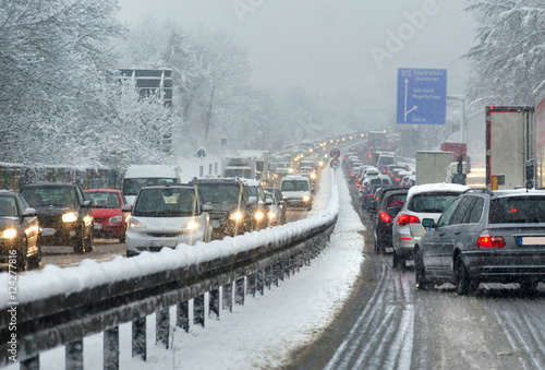 Auto Im Winter Abmelden quot autos und lkws auf autobahn im winter bei schnee Auto Im Winter Abmelden quot autos und lkws auf autobahn im winter bei schnee