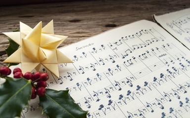 Sehr altes, handgeschriebenes Notenblatt mit Stechpalme und Weihnachtsstern, Weihnachten, xmas 