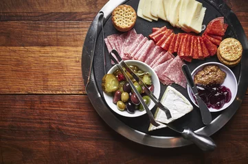 Fototapeten ein Teller mit geschnittenem Käse und Fleisch © goodmanphoto
