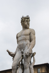 Fototapeta na wymiar Famous Fountain of Neptune on Piazza della Signoria in Florence, Italy 