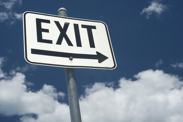 Obraz premium Exit sign against blue sky