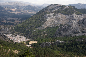Fototapeta premium municipio de Grazalema protegido por su montaña, Andalucía