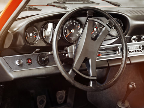 Lenkrad Oldtimer roter Sportwagen, Rennauto siebziger Jahre