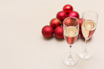 Ёлка из красных шаров и два фужера