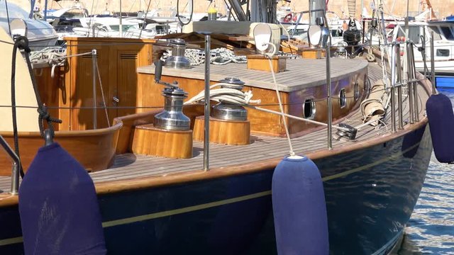 Un voilier au port