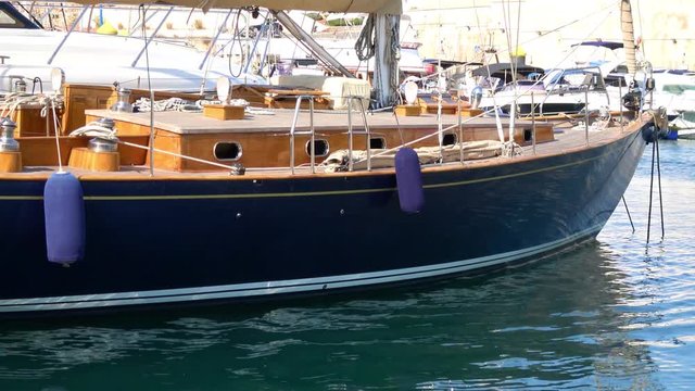 Un voilier au port
