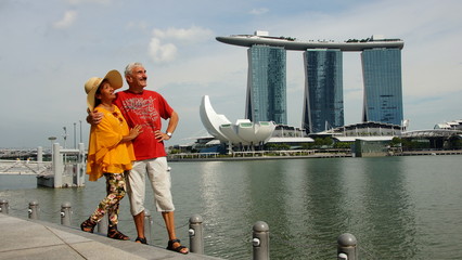 Multikulturelles Paar in Singapur genießt den Ausblick an der Marina Bay 