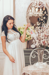 Obraz premium Woman holding a white card