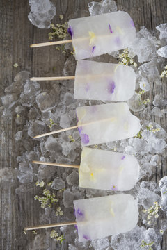 Popsicles with elderflowers