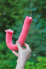 мягкое мороженое в ярком розовом рожке в виде трубочки