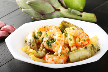 Pasta with shrimp and artichokes - 124313639