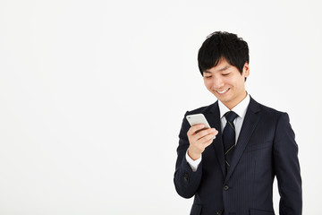 スマートフォンを使うビジネスマン