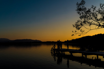 Fotoshooting auf Holzsteg am Kirchsee in Bayern nach Sonnenuntergang