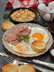 Scrambled eggs with bacon