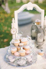 Fototapeta na wymiar wedding candy bar with white cupcakes on decorated table