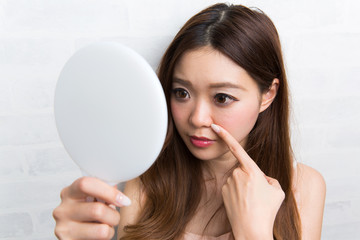小鼻を気にする女性