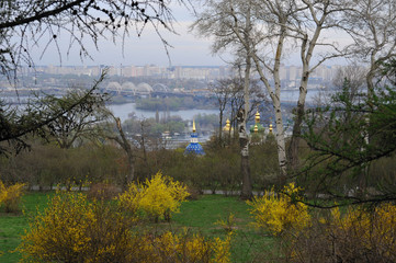 Потрясающая панорама. Снимок сделан в Киеве. Это вид с Владимирской горки. С этого места открывается красивая панорама.Чуть вдали виднеется храм, за ним мост через реку.