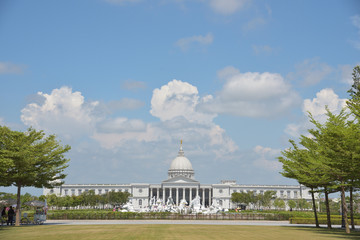Fototapeta premium white building and statues