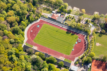 Fußballplatz mit Laufbahn
