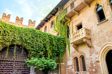 Fototapeta na wymiar The original Romeo and Juliet balcony located in Verona, Italy