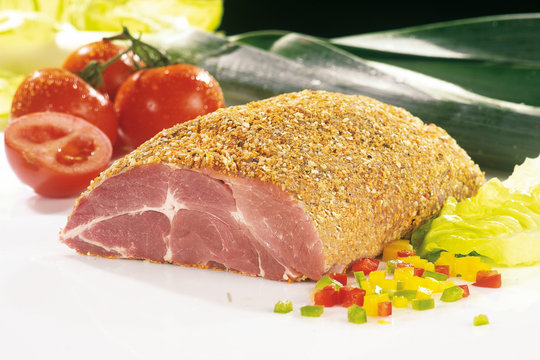 Kornkrustenbraten mit Gem&uuml;se auf Glasplatte