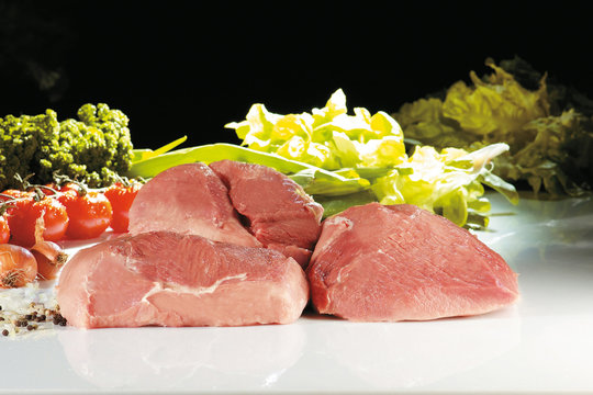Schweine Schinkenbraten mit Gem&uuml;se auf Glasplatte