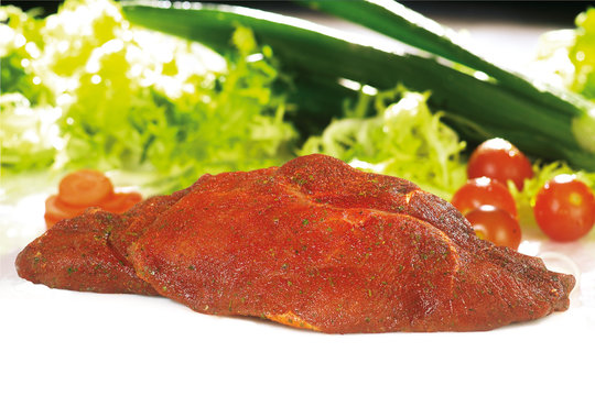 Schwenker Schweinefleisch mit Gem&uuml;se auf Glasplatte