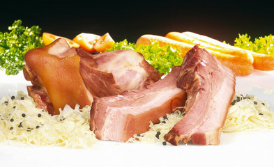 Wellfleisch mit Gemüse auf Glasplatte