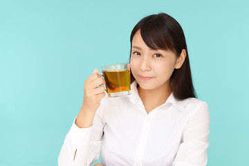 紅茶を飲み寛ぐ女性
