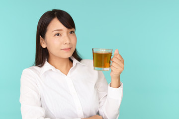 紅茶を飲み寛ぐ女性