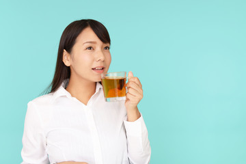 紅茶を飲み寛ぐ女性