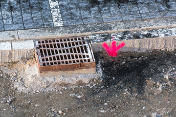 Kanalabdeckung im Betonfundament.