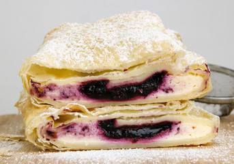 Topfen Heidelbeer Strudel