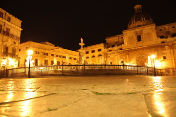 Fototapeta na wymiar Fontana Pretoria, Palermo di notte