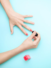 Obraz na płótnie Canvas Manicure di mani con smalto rosso o ricostruzione unghie