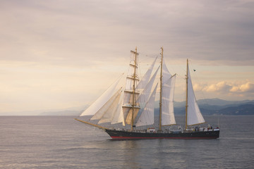 Fototapeta na wymiar Beautiful sailboat at sunset