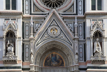 Obraz premium Detail from main facade of Cathedral of Santa Maria del Fiore in