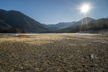 Die Sonne glitzert über dem Weiten des Sylvensteinspeichers