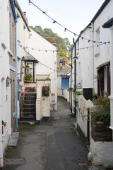 Obraz premium Wąska ścieżka w wiosce rybackiej Polperro