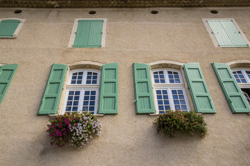 Fototapeta na wymiar Facciata di un palazzo in Provenza, Francia