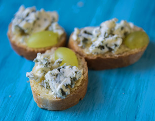 Toasts with fruits and cheese