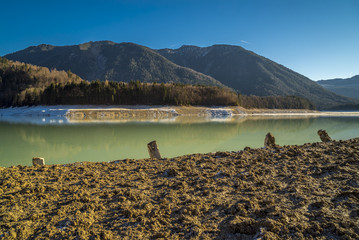 Überreste des versunkenen Dorfes Fall am Sylvensteinspeichersee