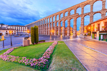 Segovia, Spain. Twilight view at the ancient Roman aqueduct. - obrazy, fototapety, plakaty
