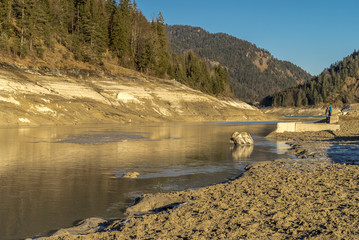 Überreste des versunkenen Dorfes Fall am Sylvensteinspeicher