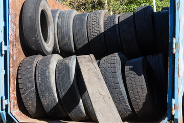 used car tires beeing loaded for export © Tobias Arhelger