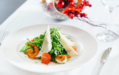 salad with shrimps and arugula