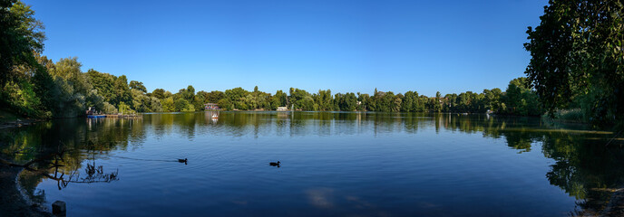 Naklejka premium Traditionsreiches Naherholungsgebiet: der Weiße See in Berlin (Blick vom Südufer)
