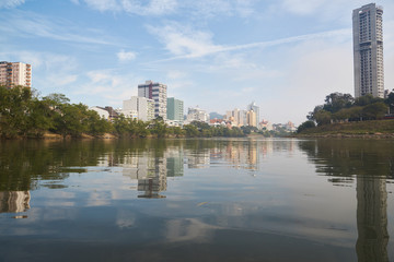 Stadtzentrum Blumenau mit dem Itajaí-Fluss