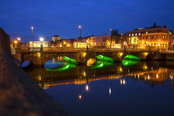 Fototapeta na wymiar Ha'penny bridge Dublin